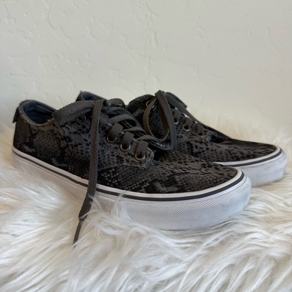 V ans Authentic Suede Gray Snakeskin Animal Print Low Top Sneakers Size 8.5 - Picture 1 of 7